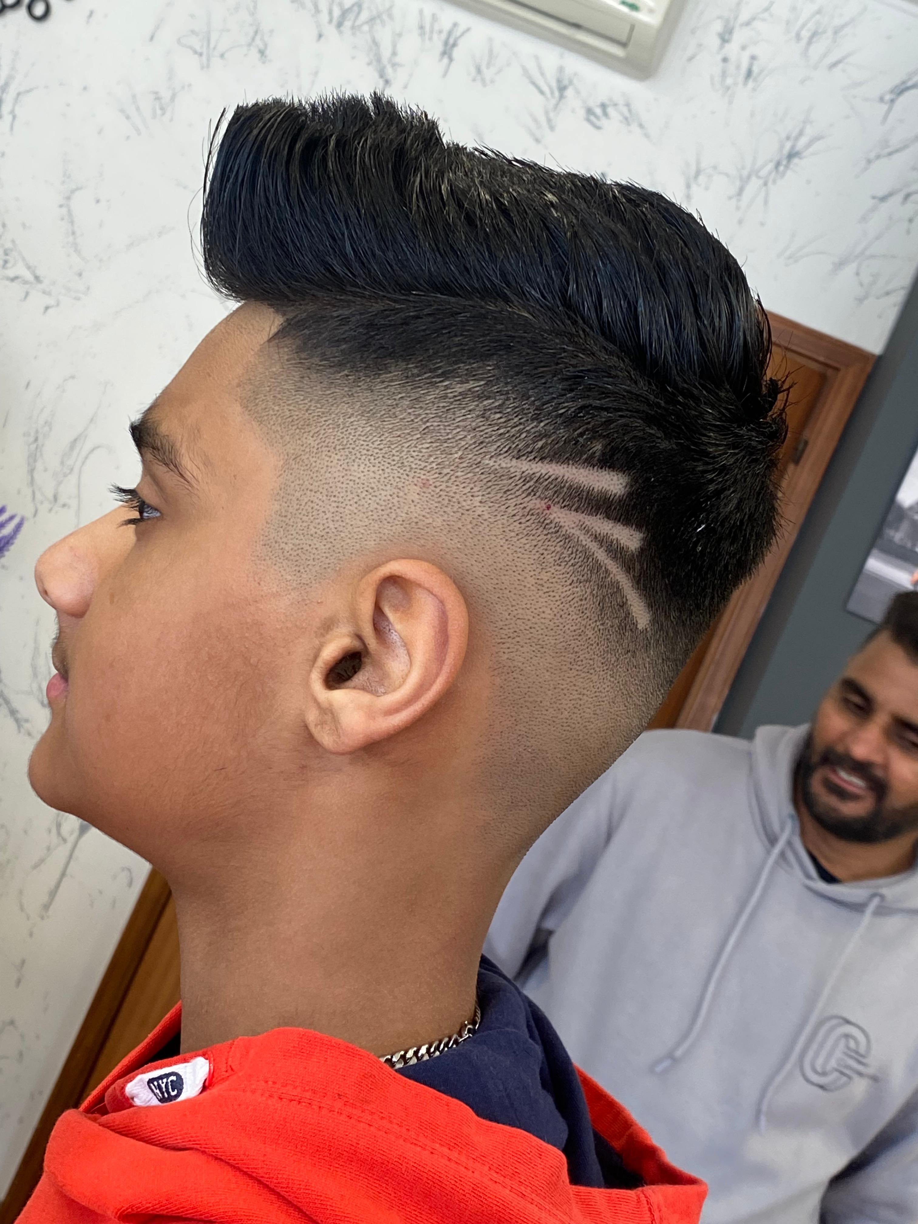 Pompadour alto con fade e design linee